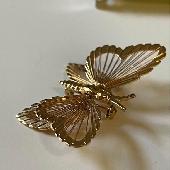 Vintage Monet Gorgeous Art Deco Brooch Pin Shiny Gold Tone 1.5”T 2”W - Picture 1 of 6